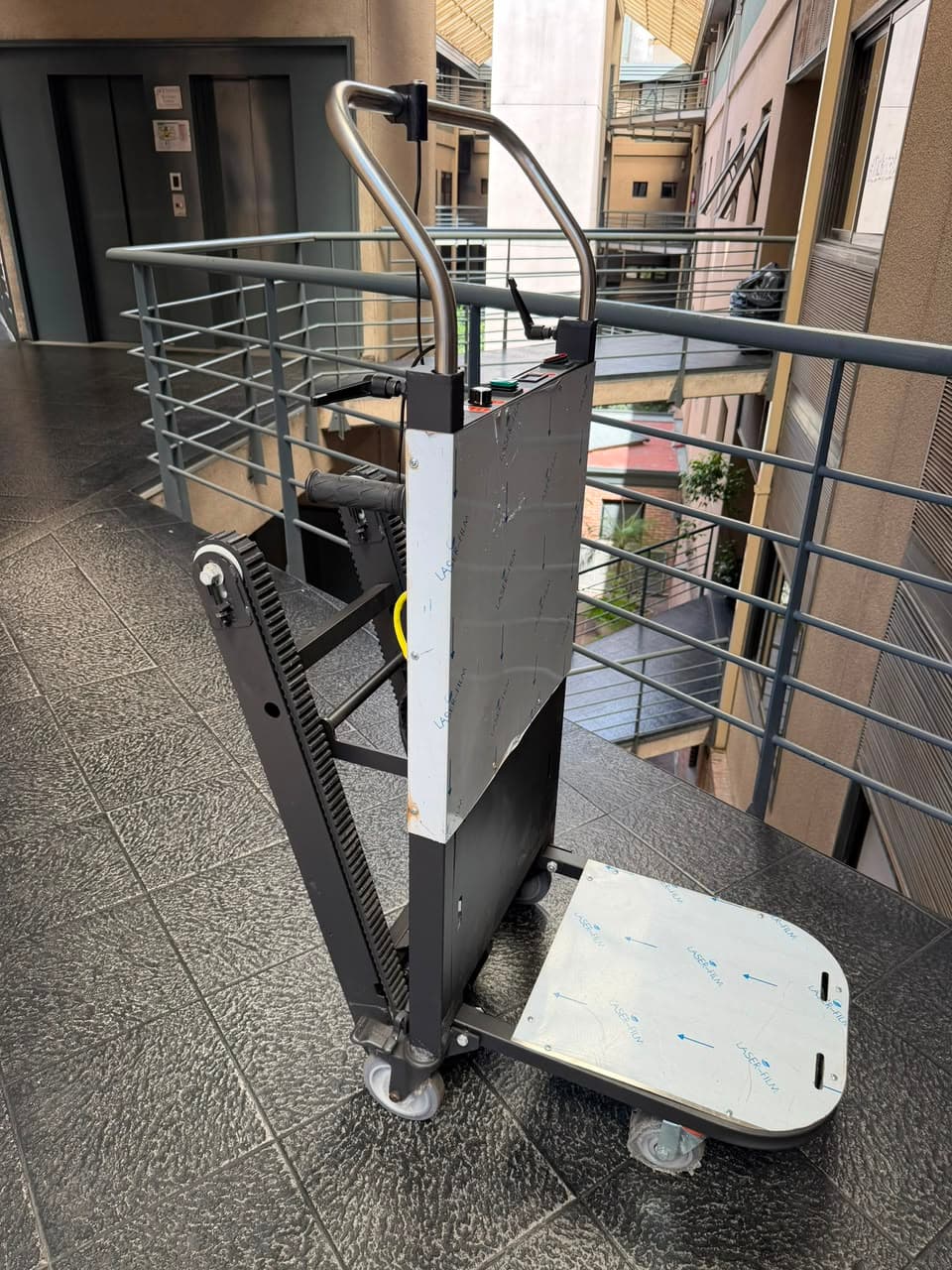 Zynetic Climber 300 orugas asentadas en escalera
