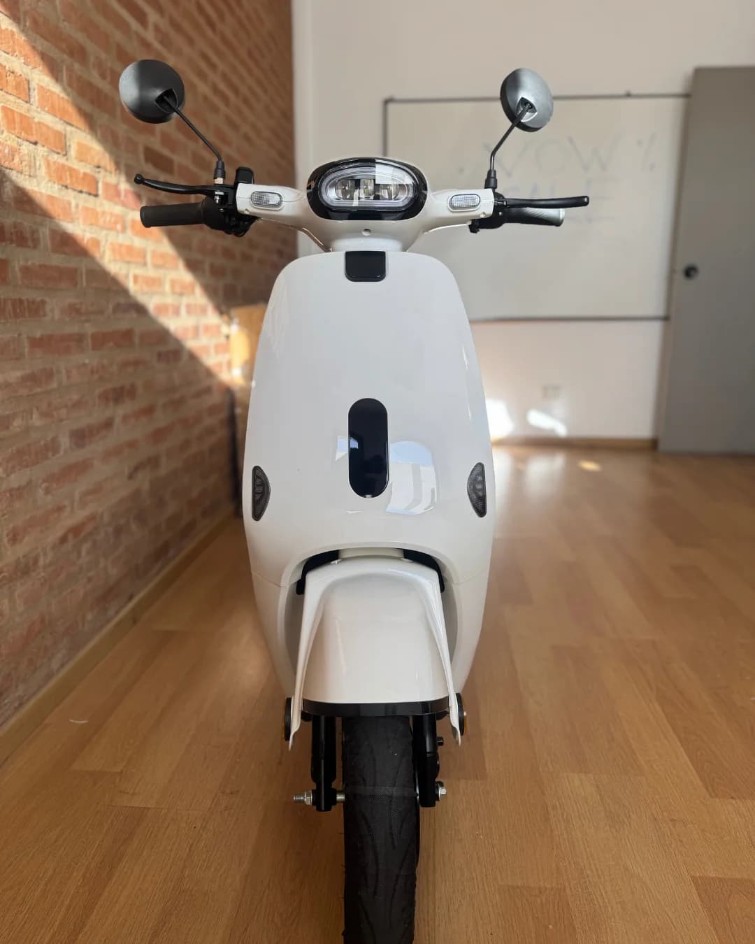Detalle del amortiguador delantero de la Lamvo Blanca
