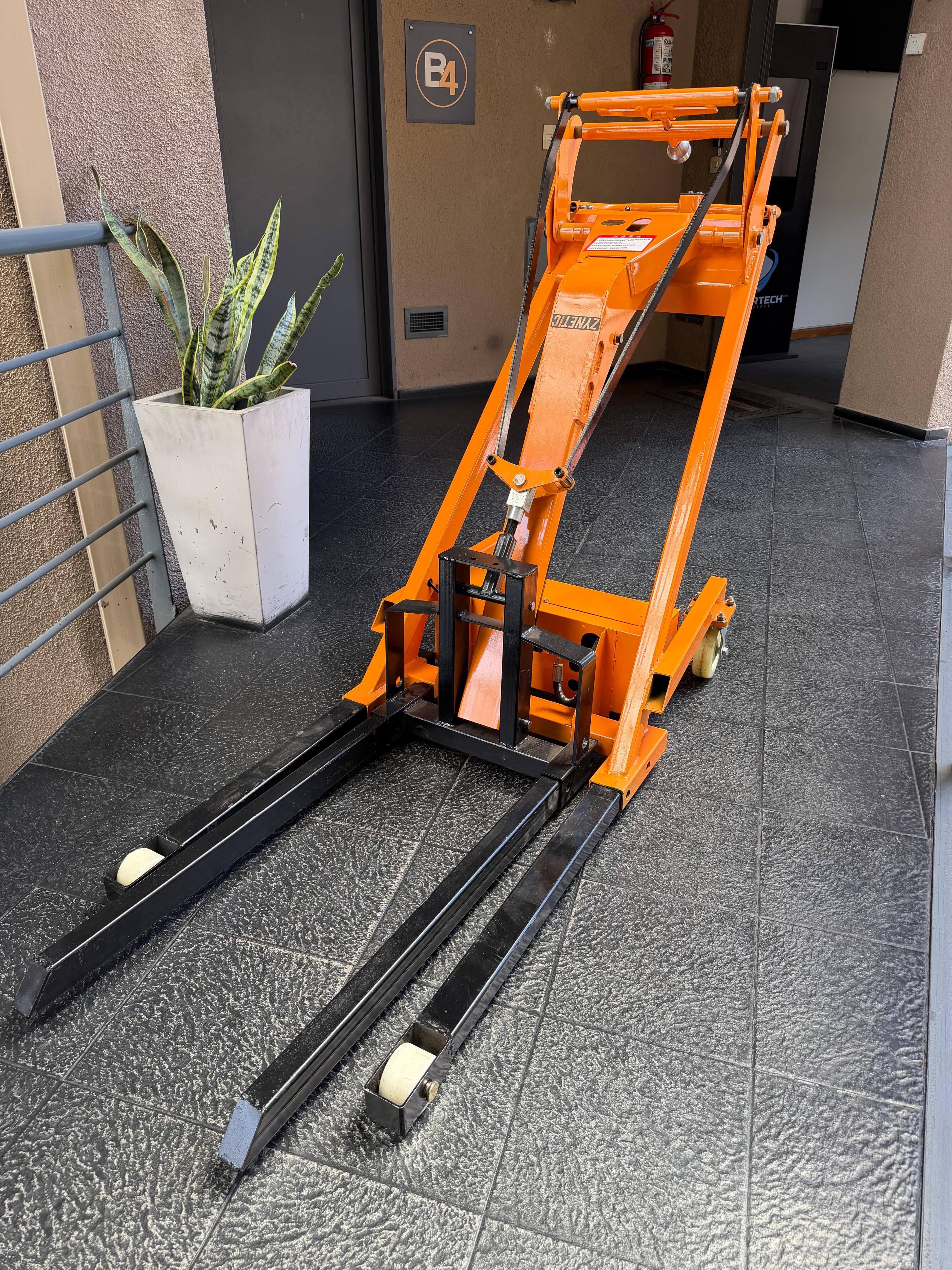 Zynetic Lift 500 detalle de bateria y estructura hidraulica