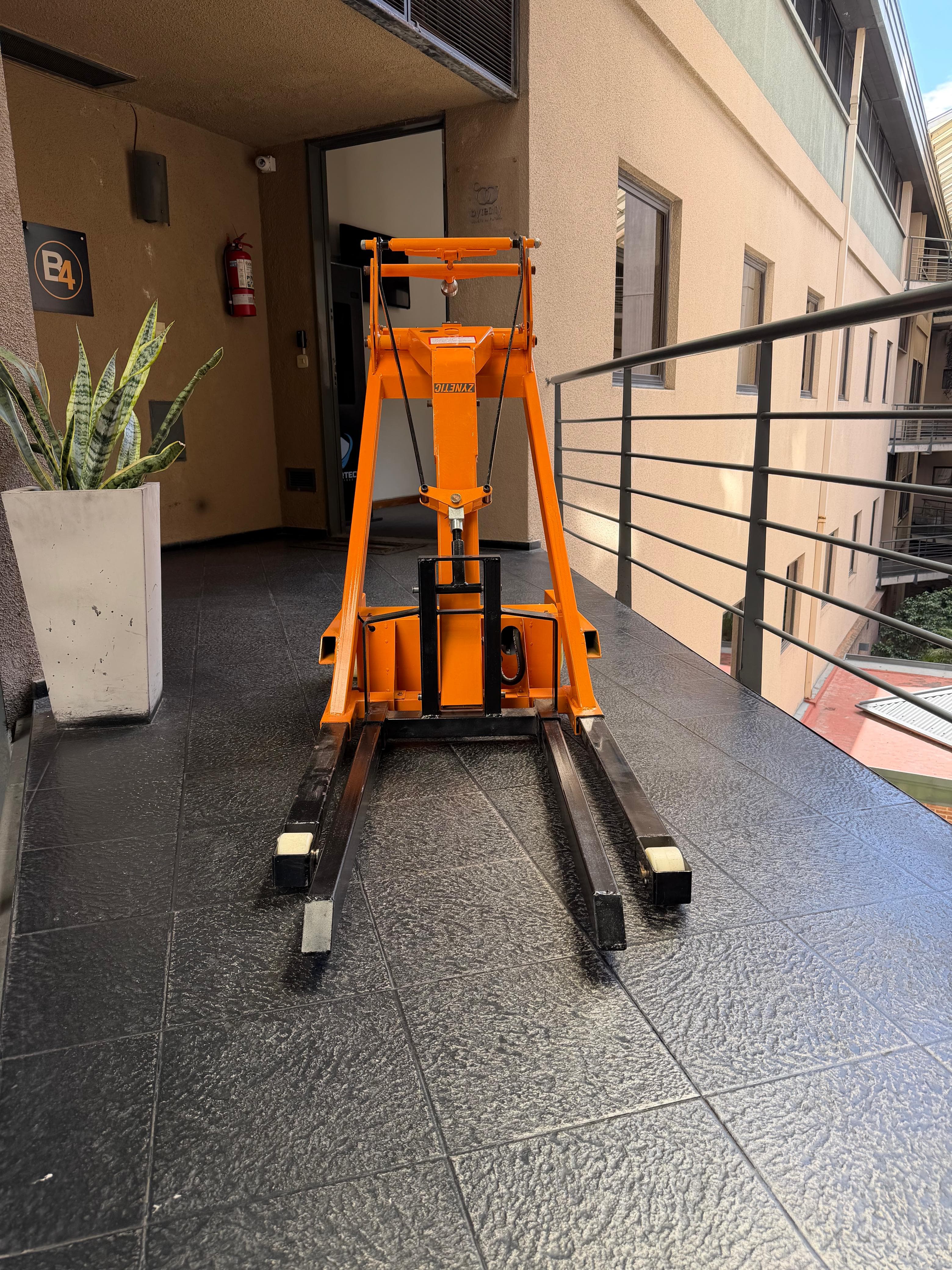 Zynetic Lift 500 vista lateral mostrando cilindro de elevacion