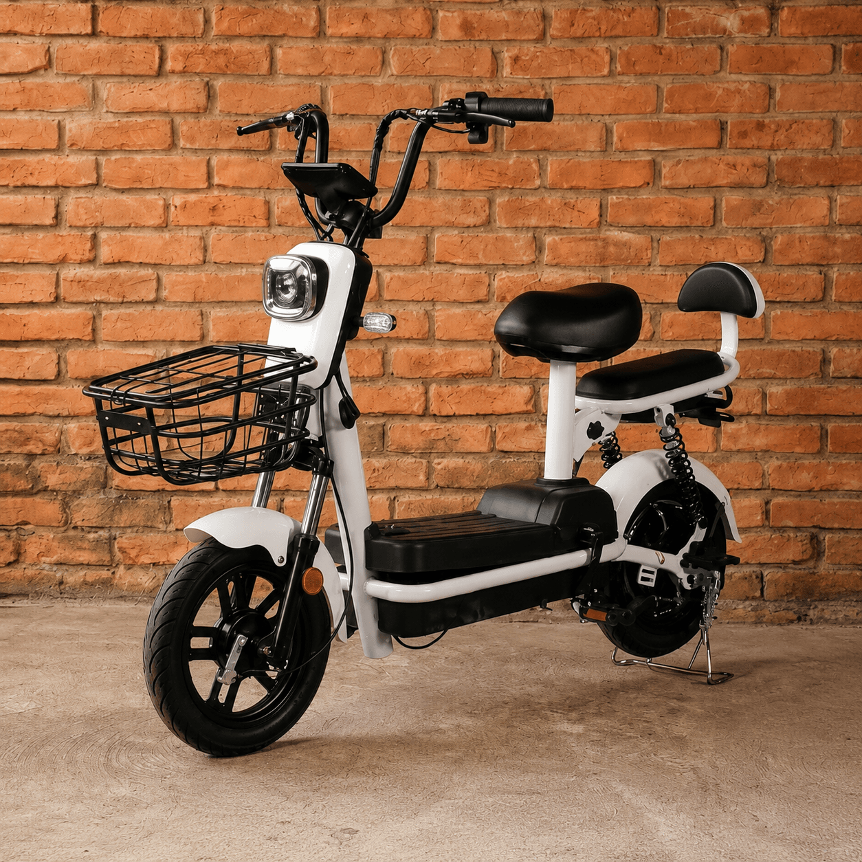Bicicleta eléctrica Zynetic Reno blanca con canasto delantero, vista tres cuartos frontal
